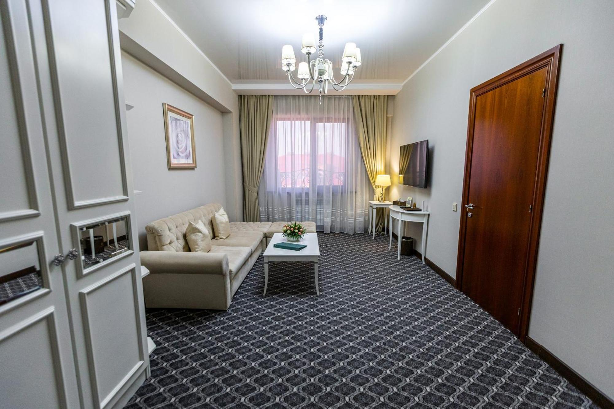 Plaza Hotel Almati Kültér fotó