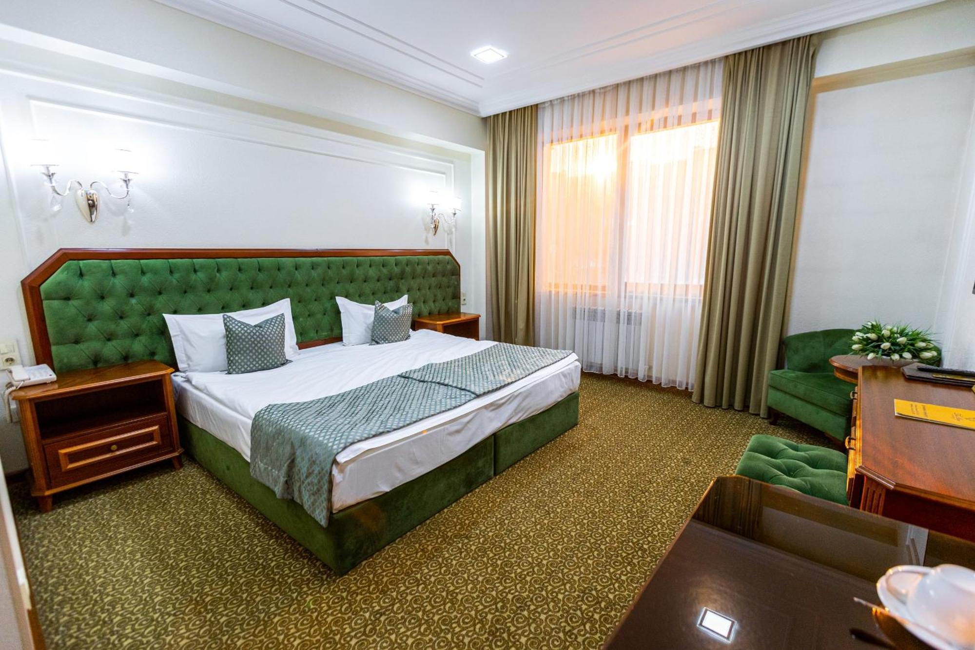 Plaza Hotel Almati Kültér fotó