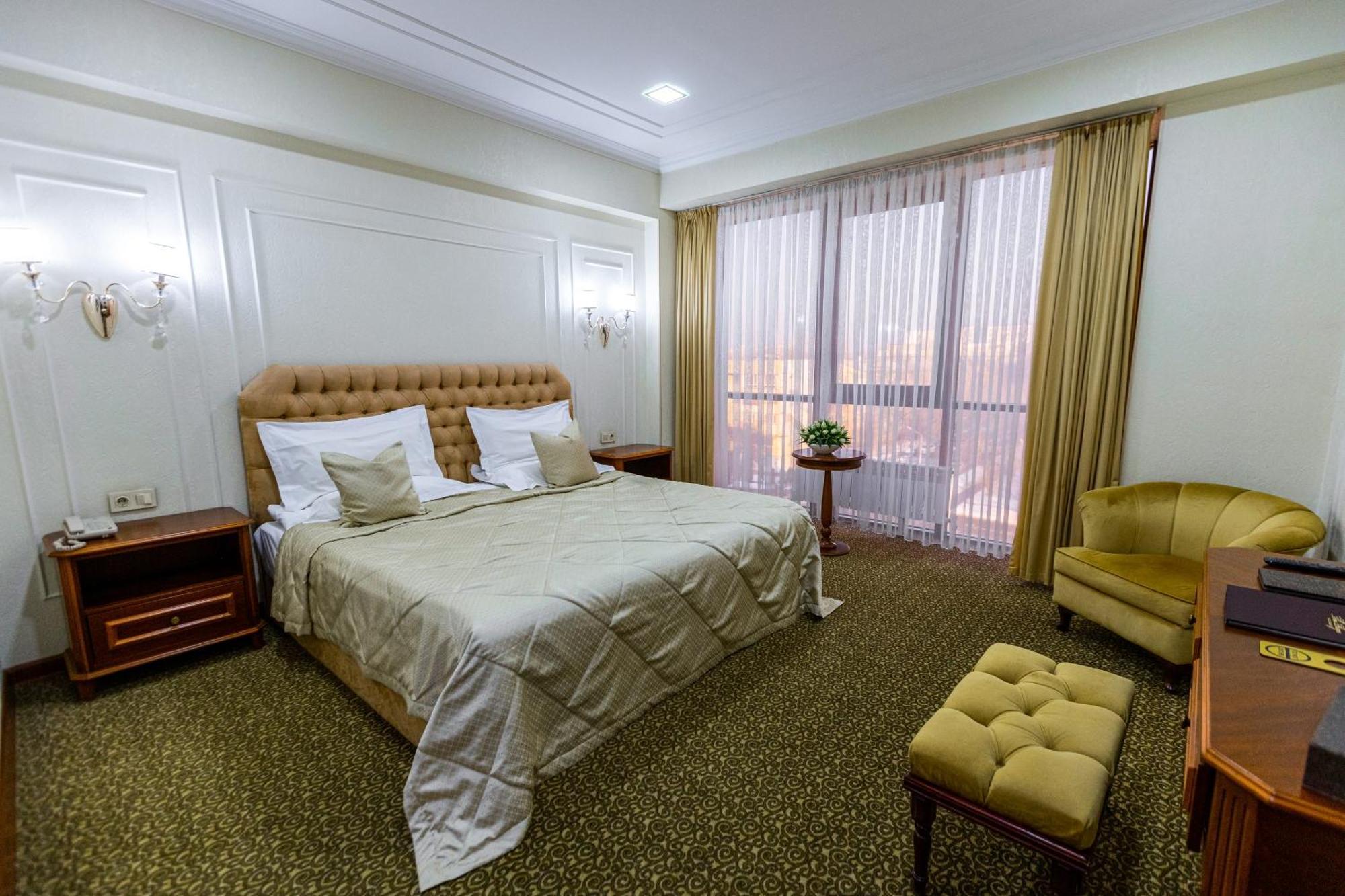 Plaza Hotel Almati Kültér fotó