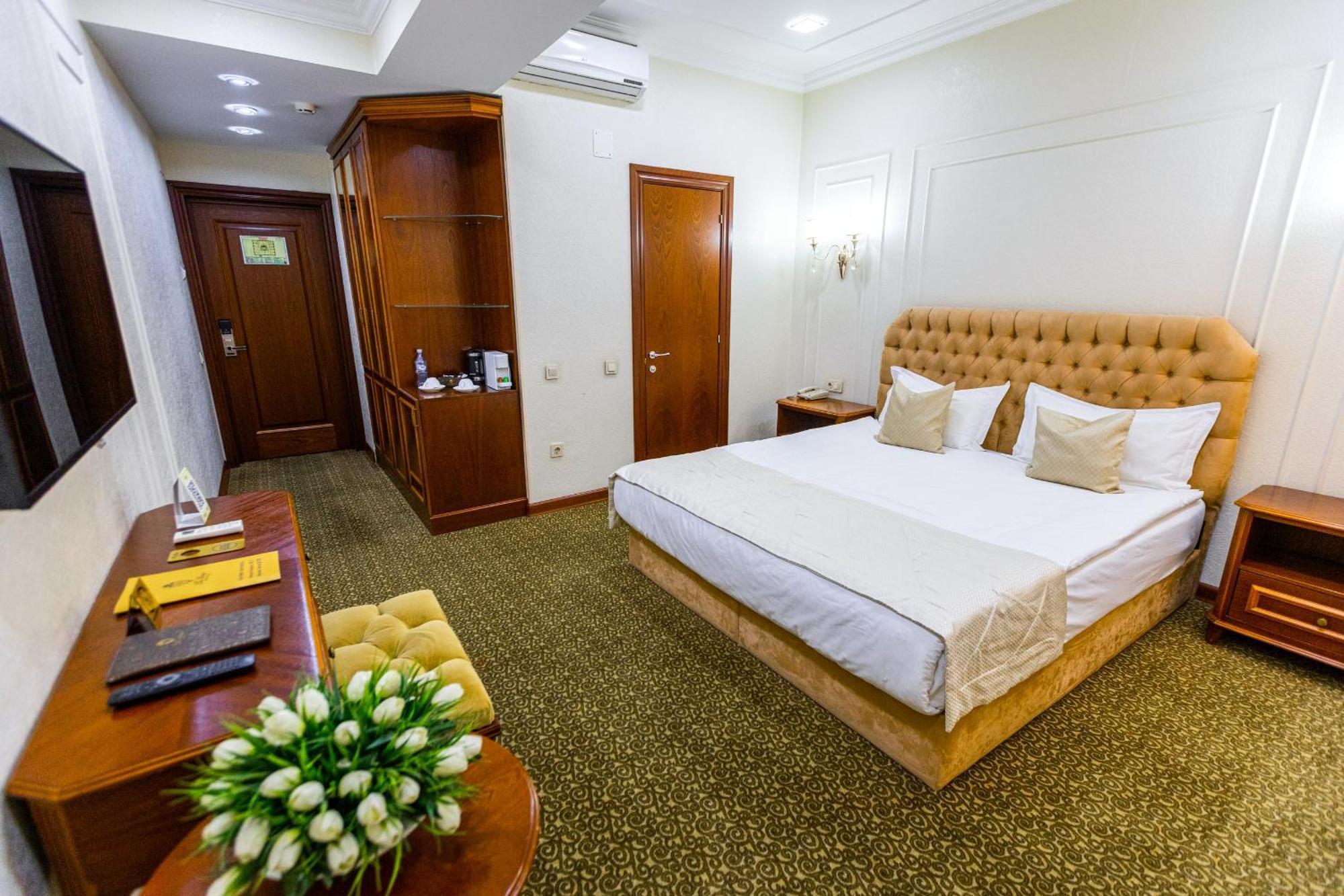 Plaza Hotel Almati Kültér fotó